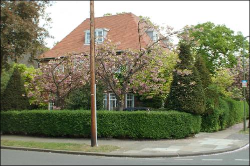 24 Holne Chase corner